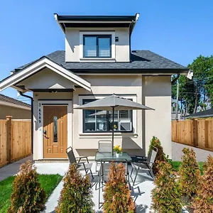 Three Bedrooms New Laneway House Near Public Transit Vancouver